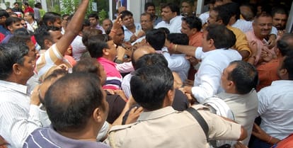Strikes in BJP and entrepreneurs, honor ceremony turned into jung