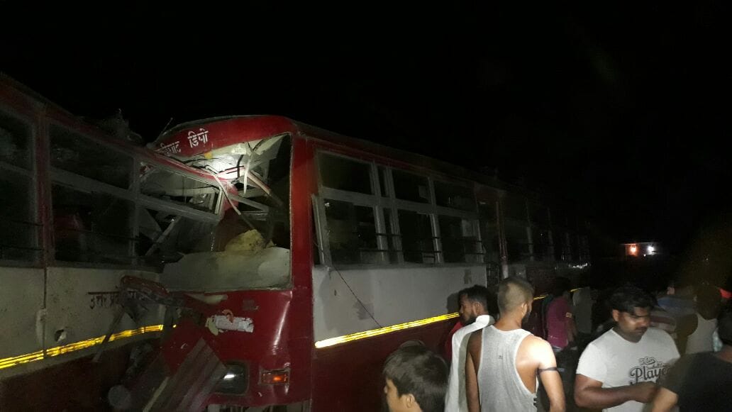 massive accident of two roadways bus at azamgarh