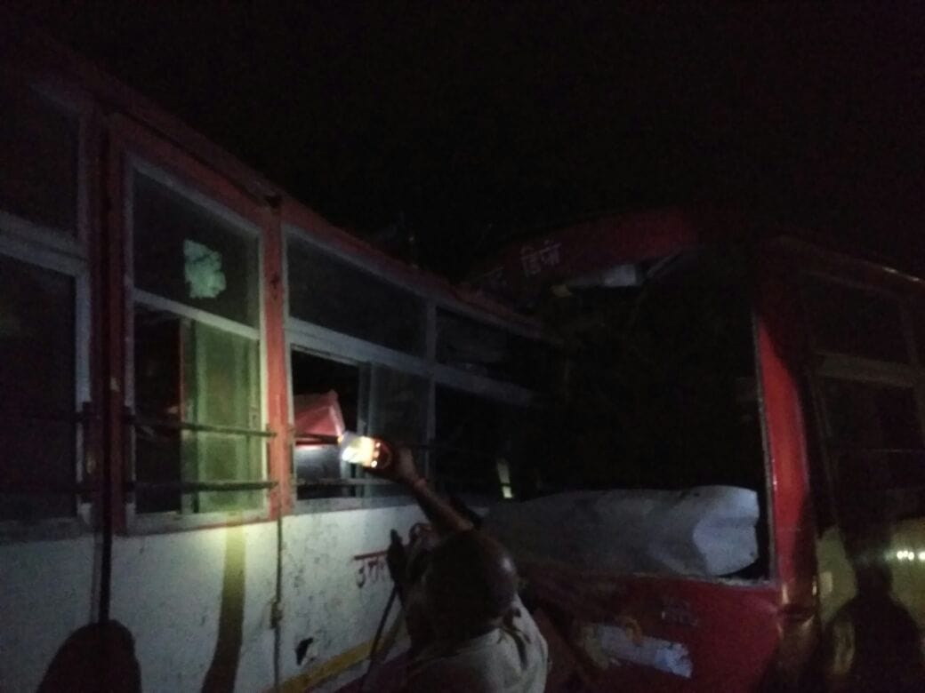 massive accident of two roadways bus at azamgarh