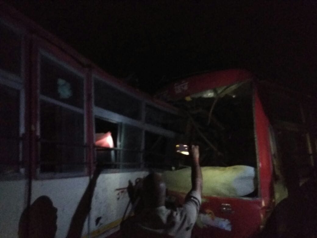 massive accident of two roadways bus at azamgarh