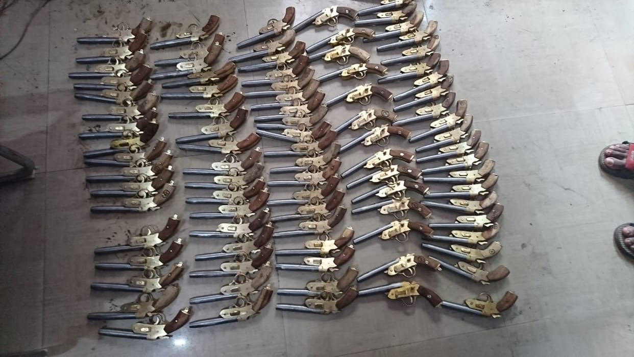 Two criminals arrested by STF in Uttar Pradesh with pistols.