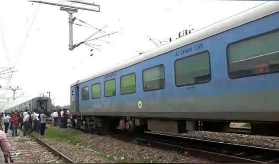 delhi lucknow shatabdi express got divided in two parts while it was in khurja, no casualty