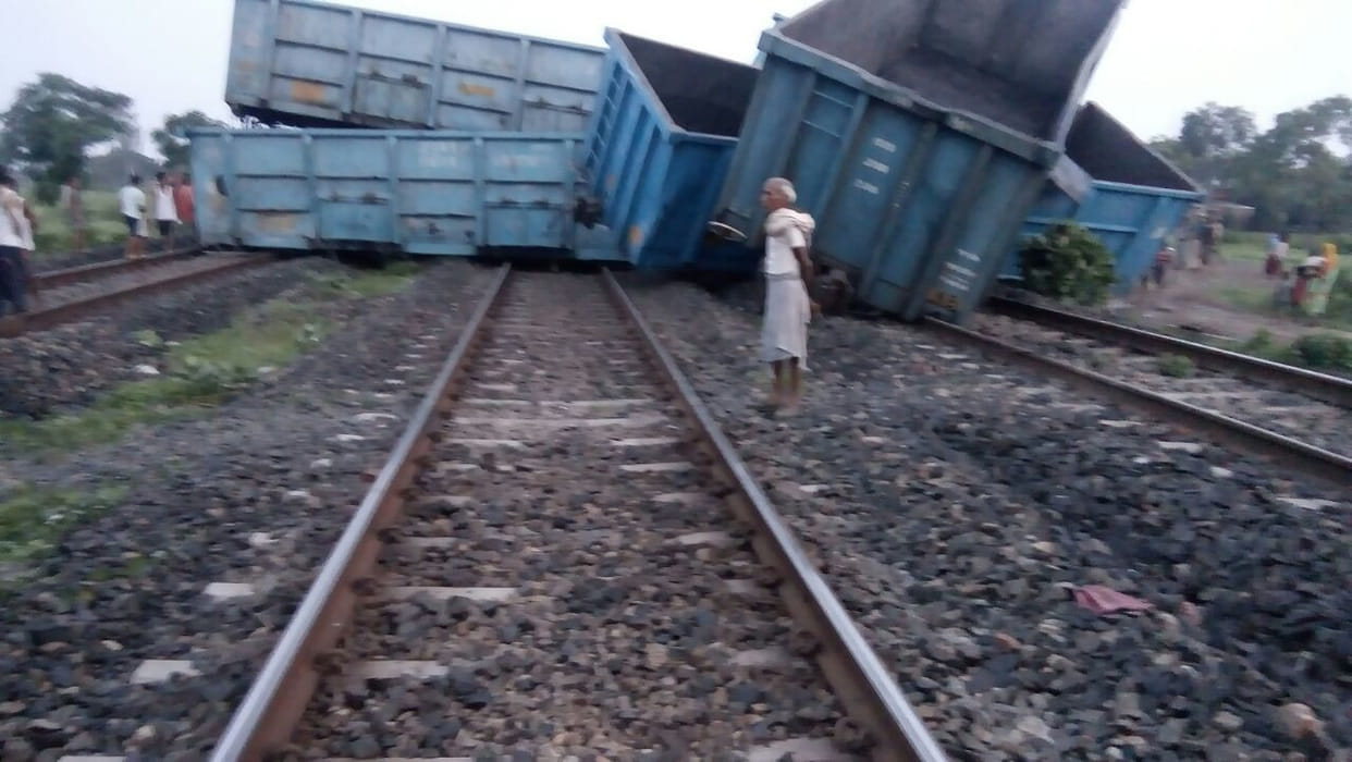 wagons of goods train derailed on gaya mughalsarai railway line at bihar 