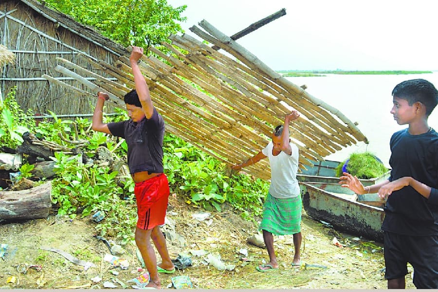 pics of flood in districts of Uttar Pradesh.