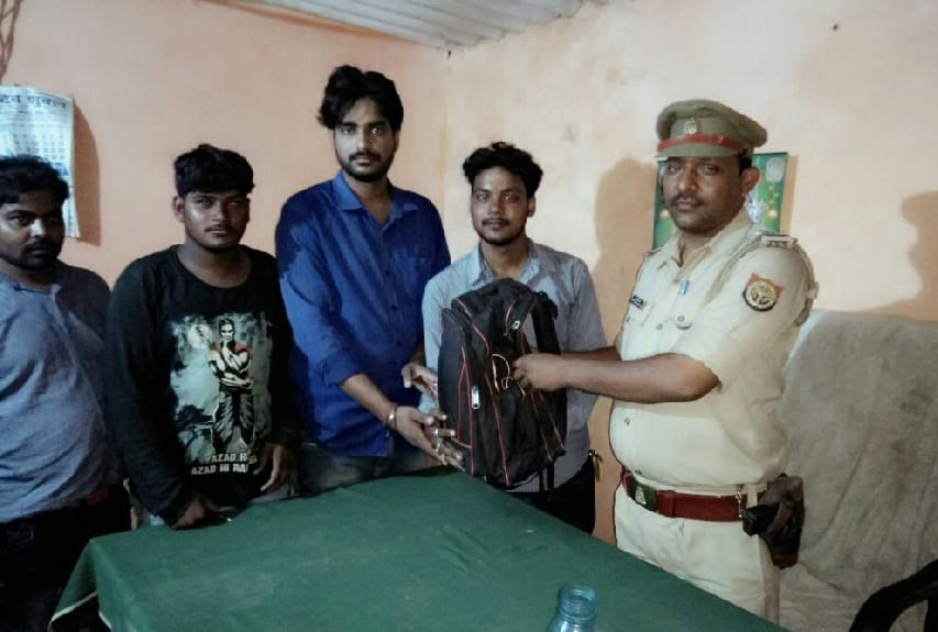 चौकी इंचार्ज ने लौटाया रुपयों का भरा बैग