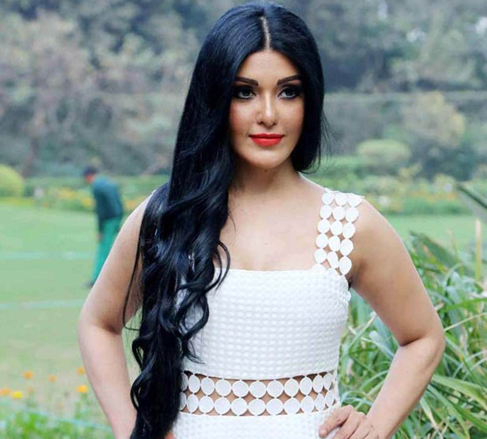 Koena Mitra jailed for 6 month for Check Bouncing case