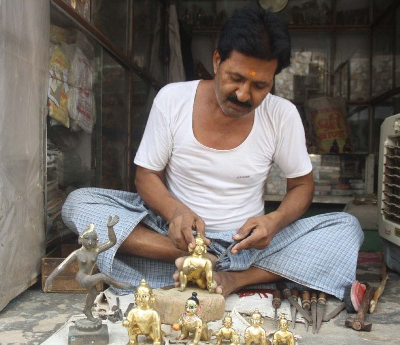 तैयार हो रही हैं लड्डू गोपाल की मूर्तियां