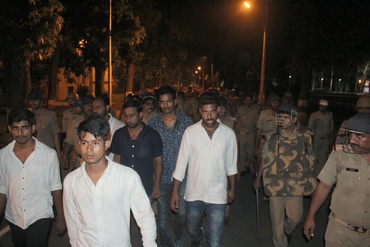  students make ruckus in lucknow university for hostel.