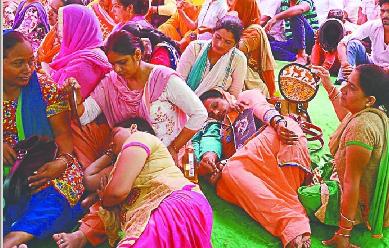shiksha mitra ends fast but protest continues