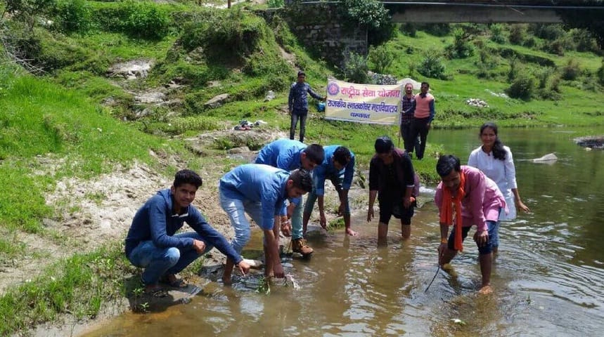 Students cleared the Gandki river
