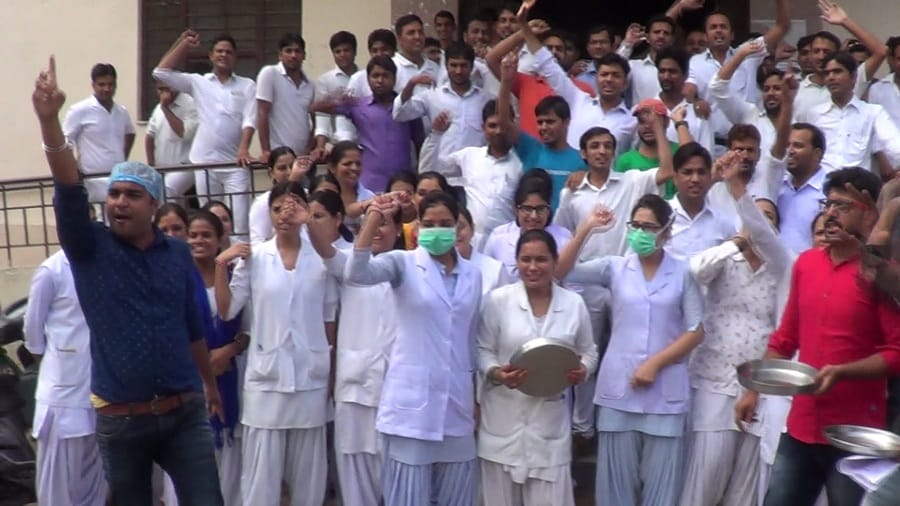 nurses of jln hospital protest against government asking for salary 