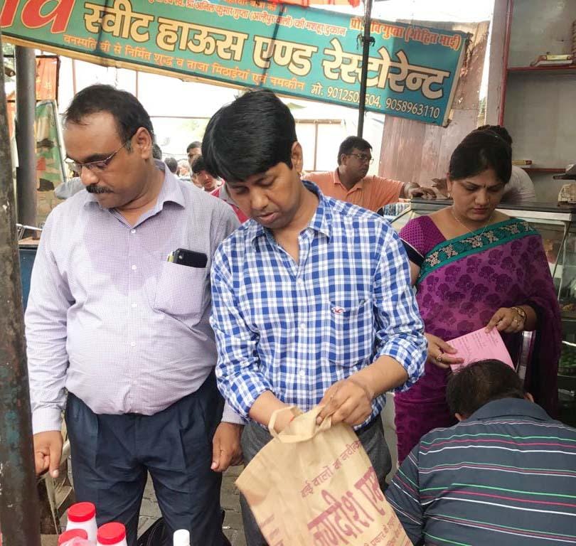 Businessmen protest against taking samples by FDA