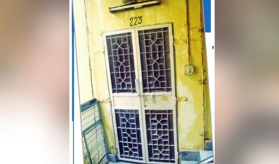 shahrukh khan told that he went to his delhi home with kids to show them but return from door