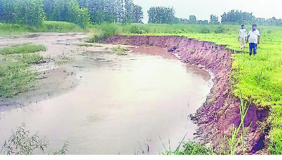 मां के साथ नहाने गई छात्रा लापता