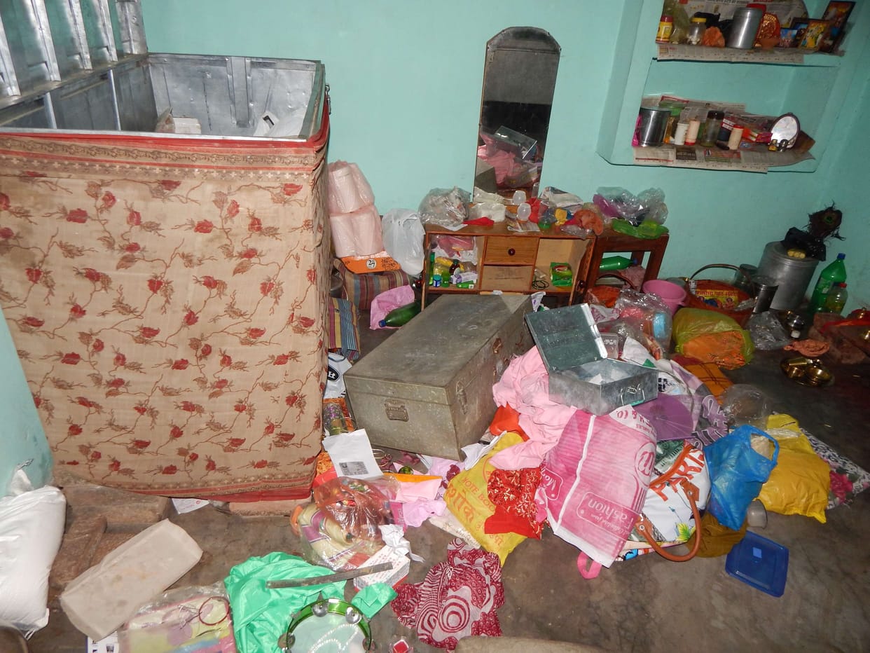 Theft of lakhs from the house of Retired Doro