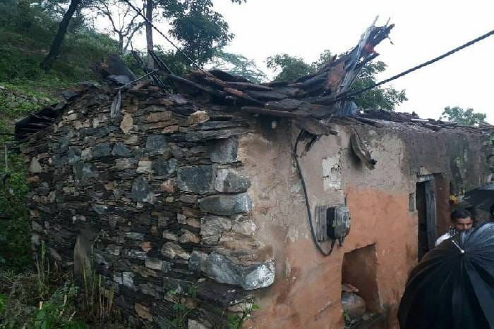 Shabby house collapsed in rain, death by a man