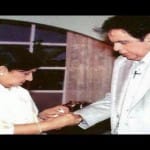 दिलीप कुमार को राखी बांधती लता मंगेशकर