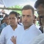 असम में बाढ़ प्रभावितों से मिलते राहुल गांधी
