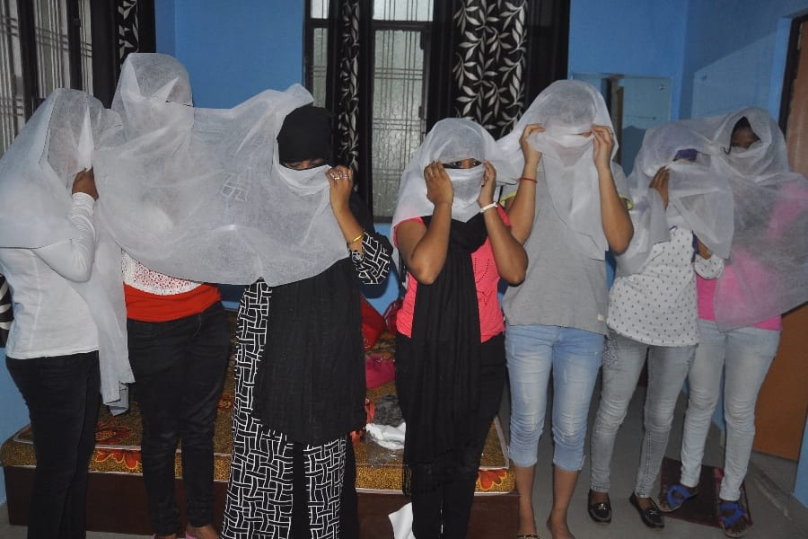 Police caught a sex racket in gomati nagar in Lucknow.