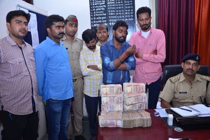 Police caught old currency notes worth one crore in Lucknow.