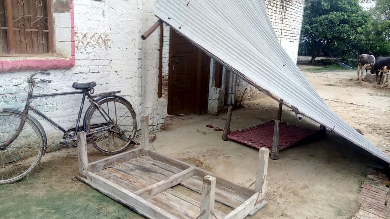 रातभर पुलिस की दबिश, चिकनी गांव में की तोड़फोड़