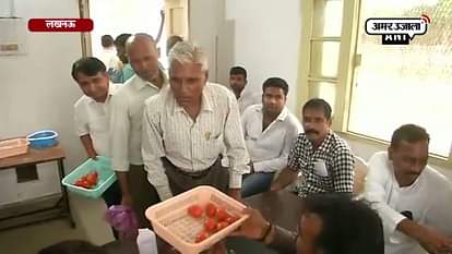CONGRESS PARTY WORKERS OPENS 'STATE BANK OF TOMATO' IN LUCKNOW