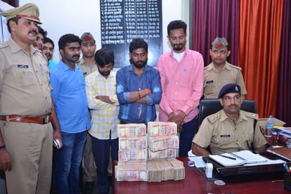 Police caught old currency notes worth one crore in Lucknow.