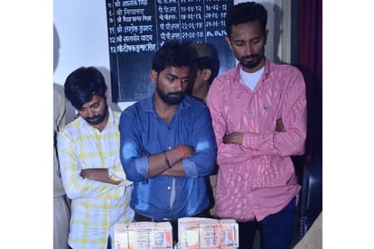 Police caught old currency notes worth one crore in Lucknow.