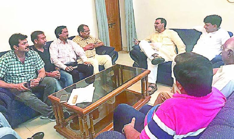 Minister and MLA talk to Merchants