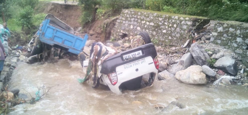 Heavy rain in himachal kullu chamba vehicles swept away