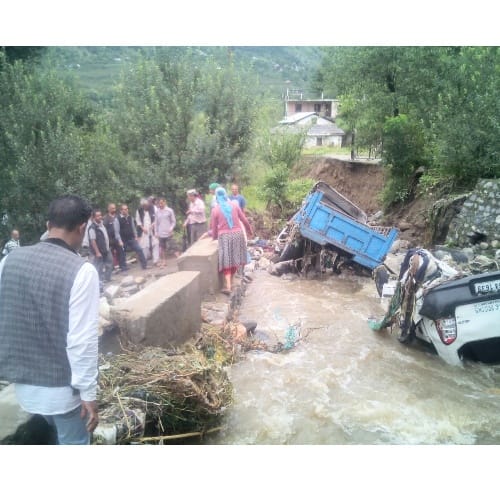 Heavy rain in himachal kullu chamba vehicles swept away