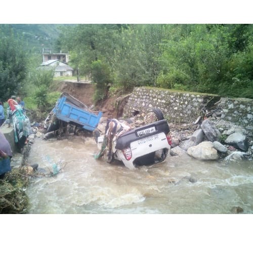 Heavy rain in himachal kullu chamba vehicles swept away