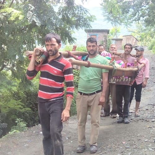 Heavy rain in himachal kullu chamba vehicles swept away