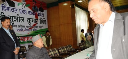 CM virbhadra singh in angry mood during Himachal Congress Working Committee Meeting