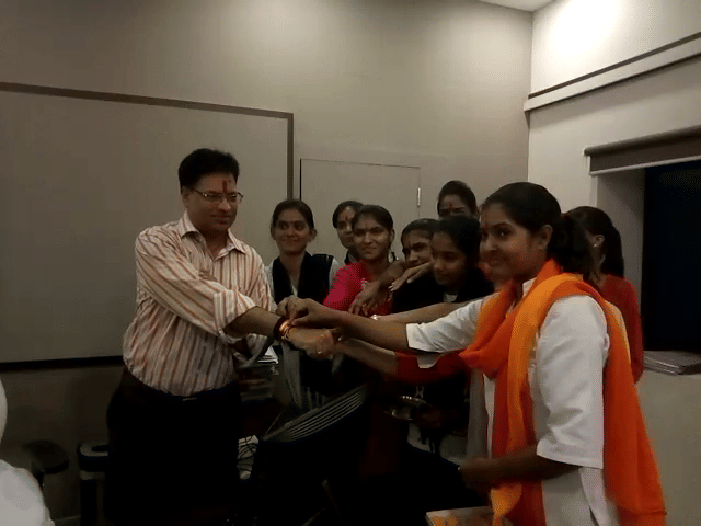 Rakhi on the police's wrist, said-protecting us