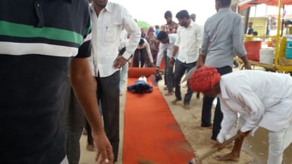 A devotee traveled 700 km