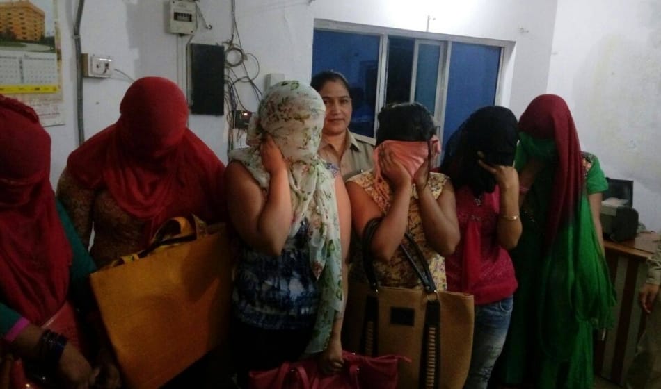 sex racket busted in real estate businessman flat in ghaziabad, 6 ladies and 8 man arrest