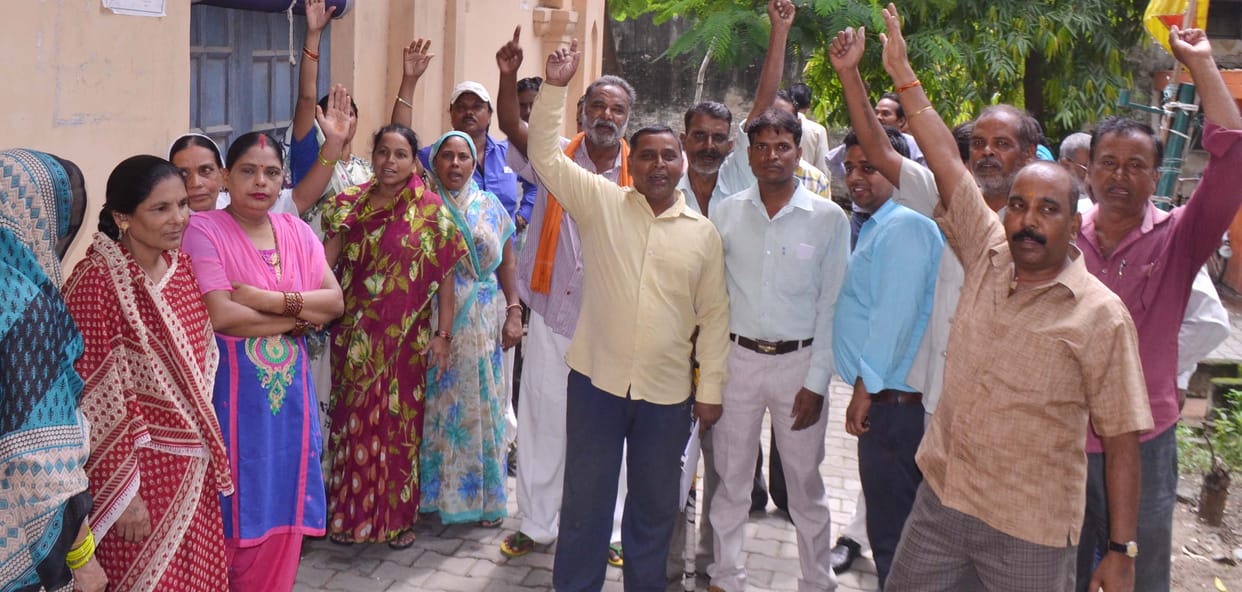 Workers takes clerk hostage on annomalies