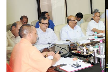 chief minister yogi adityanath meet with officials.