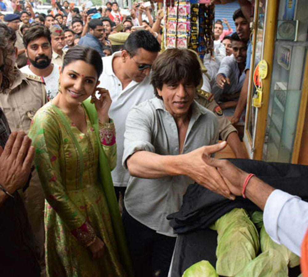 bollywood actor Shah Rukh Khan slapped with Rs 5.59 lakh notice by Varanasi Police