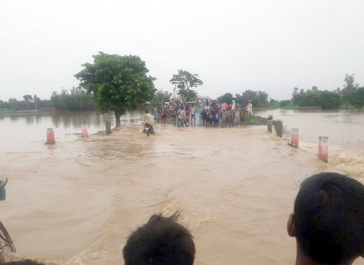 Water pouring into several villages by blowing the Mohana river