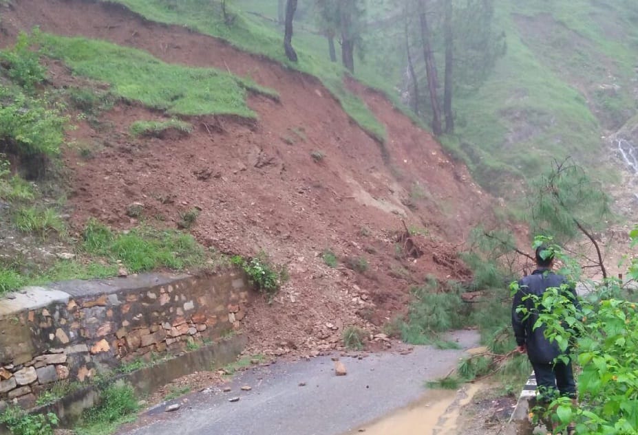road block in karnaprayag