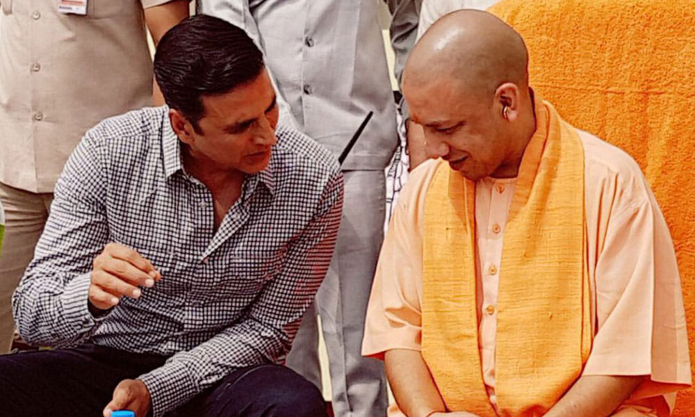 Akshay Kumar With Bhumi Pednekar Takes Part In Uttar Pradesh CM Yogi Adityanath Cleanliness Drive