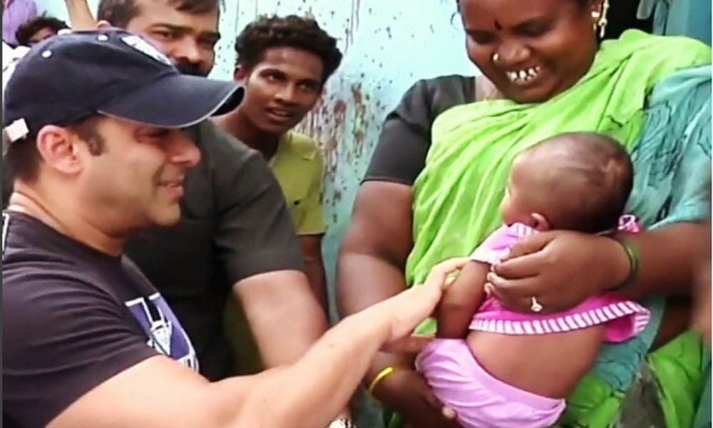 Salman Khan Video Playing With A KId Is Going Viral On The Internet