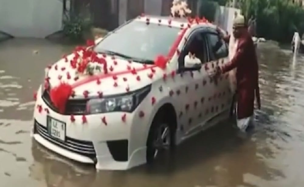The bridegroom arrived at the house instead of in-laws