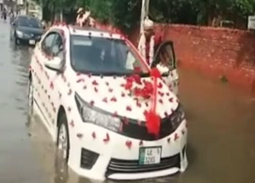 Watch Viral Video of Bridegroom pushing car on   way to wedding venue at Gujranwala in Pakistan 