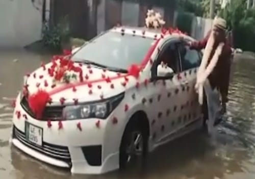 Watch Viral Video of Bridegroom pushing car on   way to wedding venue at Gujranwala in Pakistan 