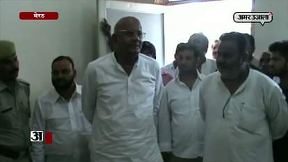 ex sp minister calls cm yogi half mind in meerut