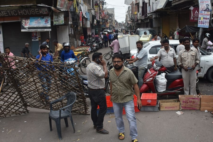 police and businessmen clash on child labourer issue in Lucknow.