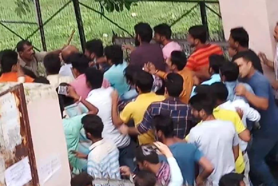 Lathi charge during fight between students in dav college dehradun